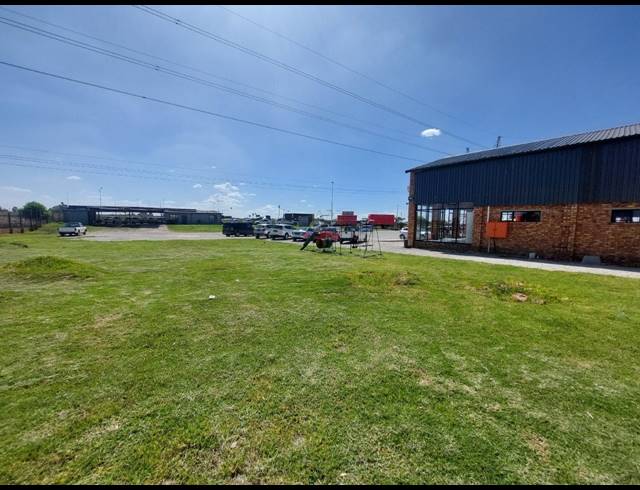 5,891M² SHOWROOM FOR SALE IN APEX